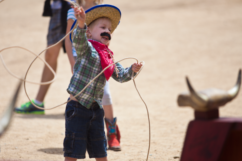 Gavin, 5 tries his hand at roping