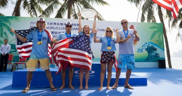 Team USA holds their flags with pride upon being crowned the Team Gold Medalist of the ISA World Longboard Surfing Championship (Photo: ISA/Sean Evans)